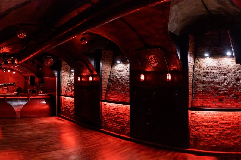 Sala El Perro de la Puerta de Atrás del Coche en Madrid