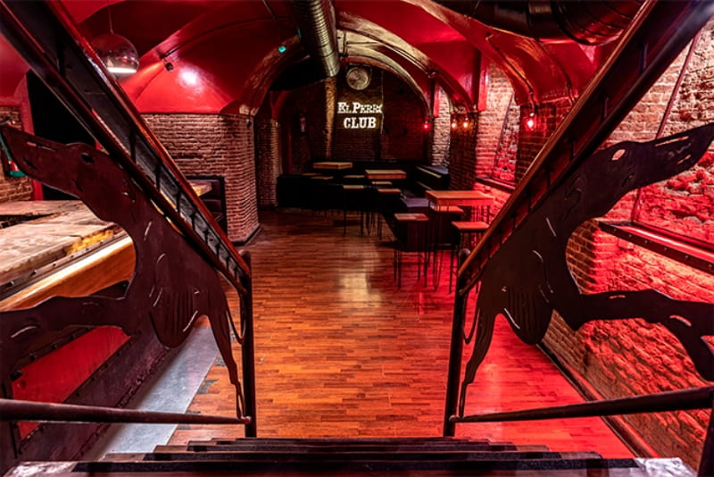 Sala El Perro de la Puerta de Atrás del Coche en Madrid