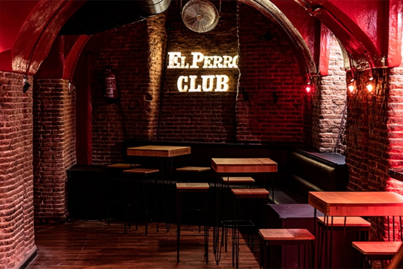 Sala El Perro de la Puerta de Atrás del Coche en Madrid