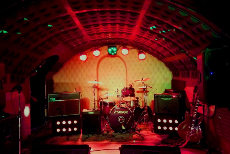 Sala El Perro de la Puerta de Atrás del Coche en Madrid