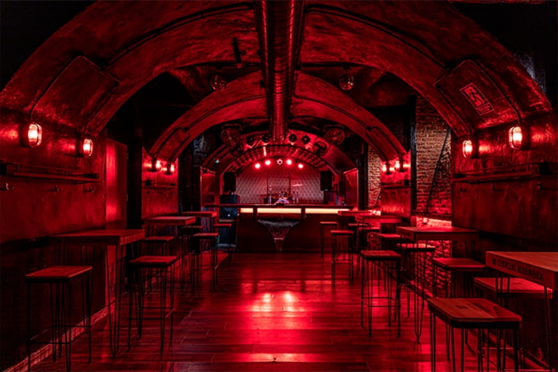 Sala El Perro de la Puerta de Atrás del Coche en Madrid