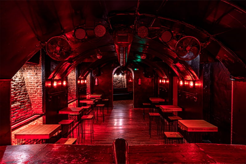 Sala El Perro de la Puerta de Atrás del Coche en Madrid