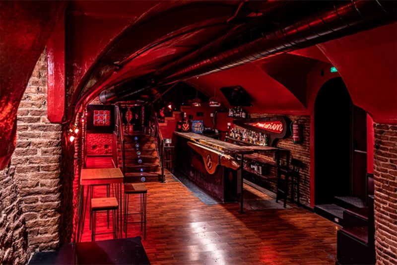 Sala El Perro de la Puerta de Atrás del Coche en Madrid