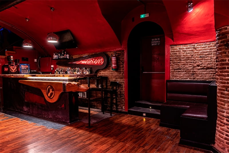 Sala El Perro de la Puerta de Atrás del Coche en Madrid