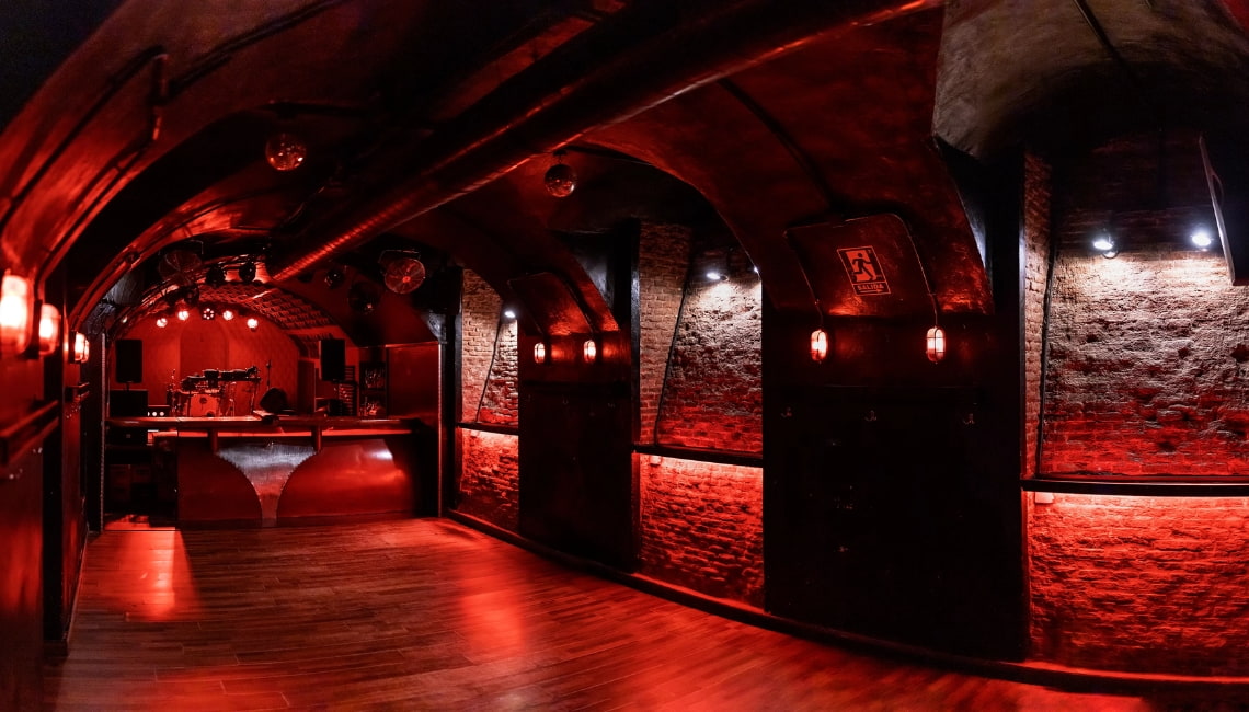 Sala El Perro de la Puerta de Atrás del Coche en Madrid